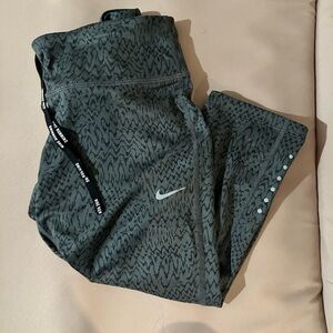 Nike Running Cropped Capris Black & Gray Patterned Leggings with reflective dots